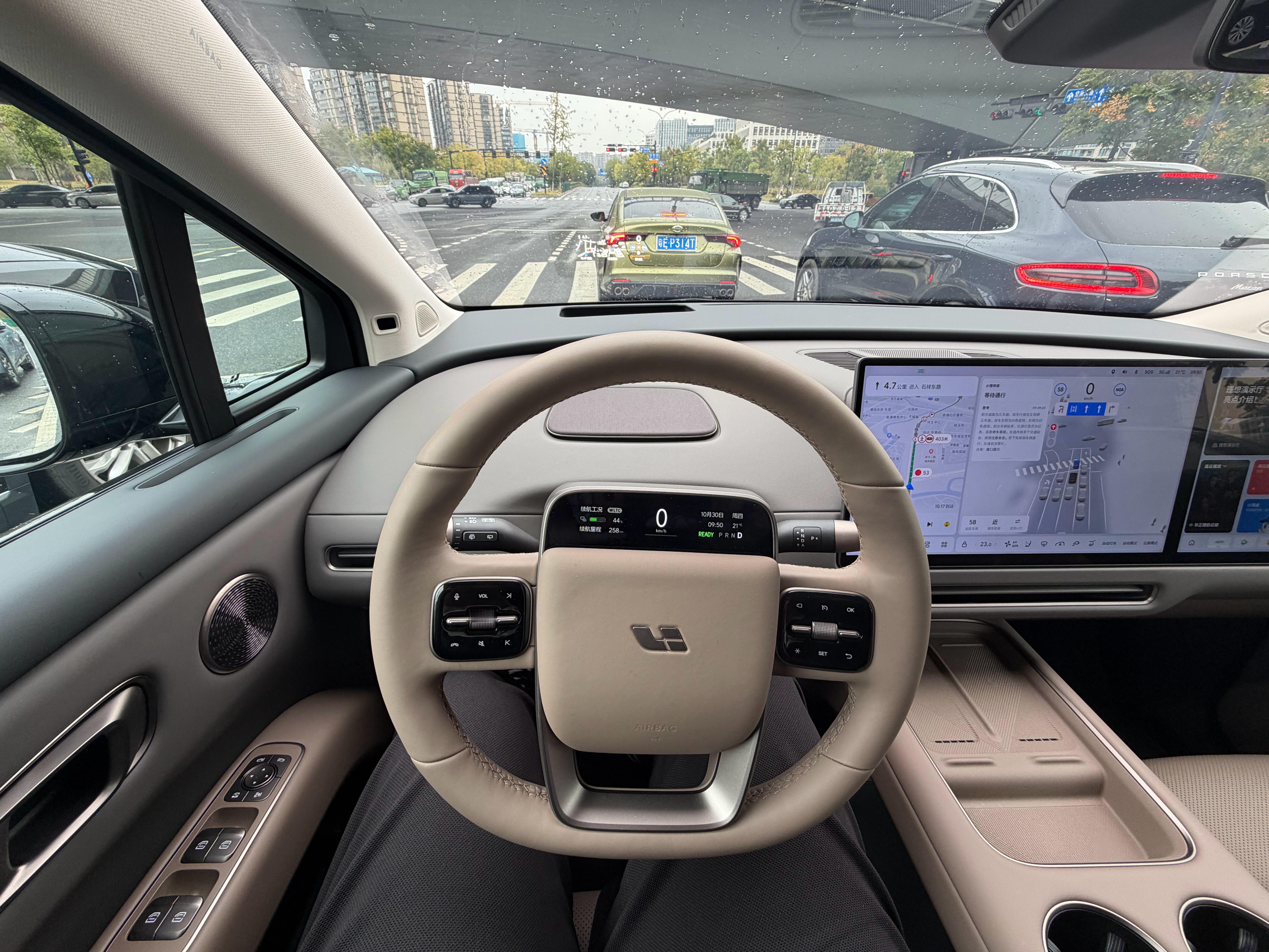 相比 i6 的灵动，我更喜欢 i8 的沉稳，是不是年纪大了🤔说到直行待行区，马