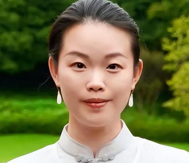 不孝子孙徐莺！
自家国宝卖日本。
却冒充别人家后代！

冒充别人身份不稀奇
奇怪