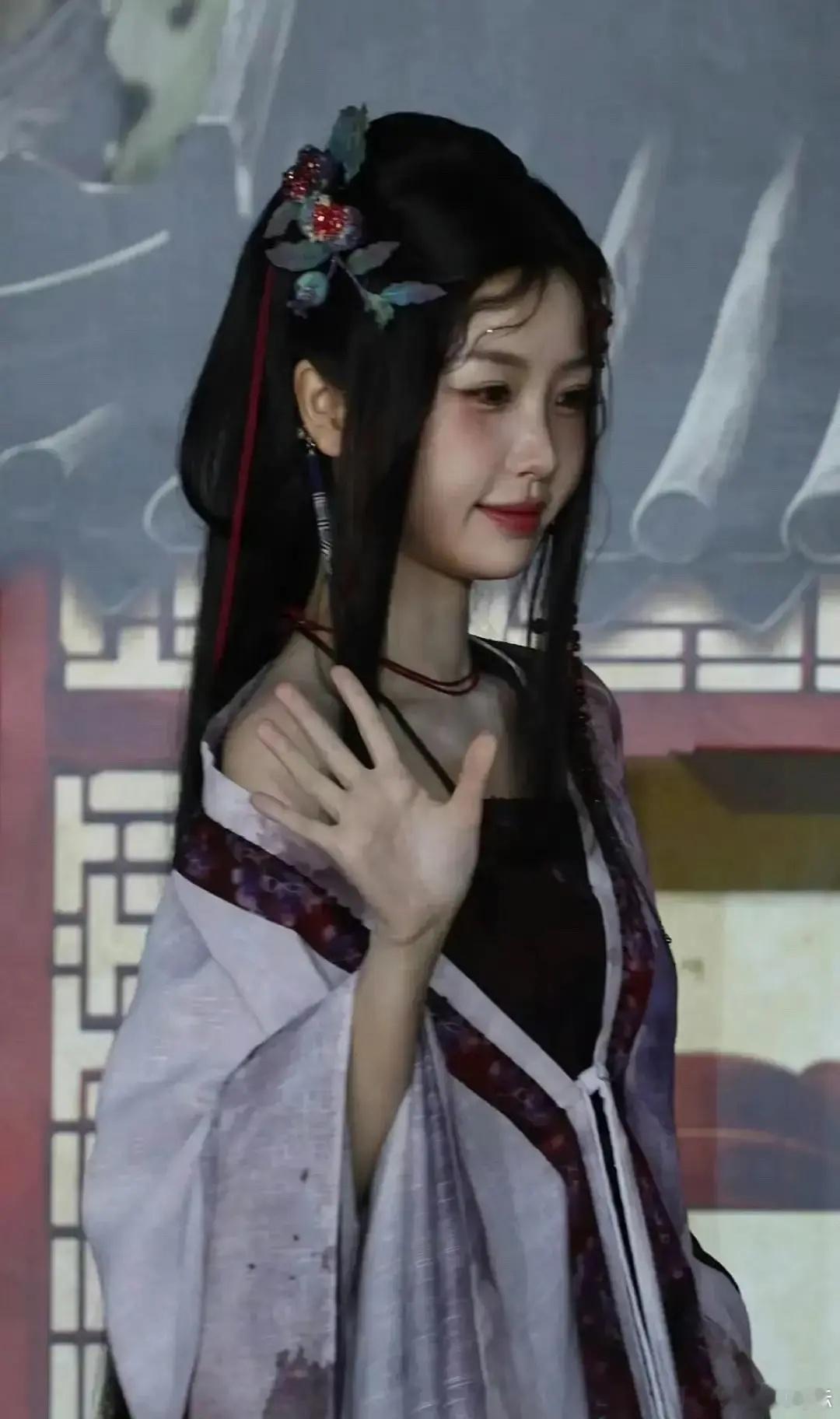 虞书欣妆造运一直蛮不错的 就是底子太差了 再好的妆造也很南👀 