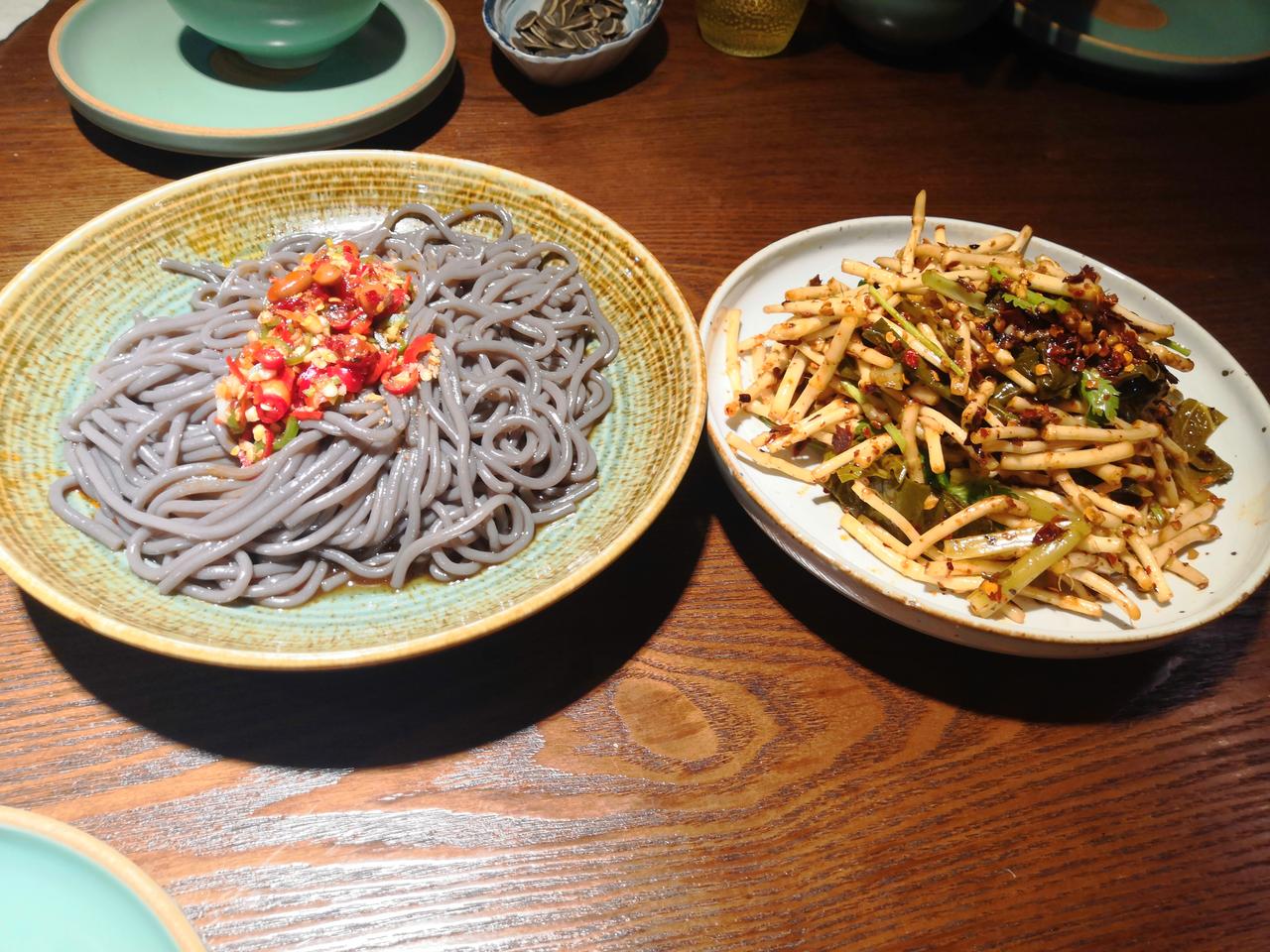 折耳菜，其实也叫鱼腥草根，在四川老家也叫 猪Pi股，一般都是凉拌着吃，合着辣椒，