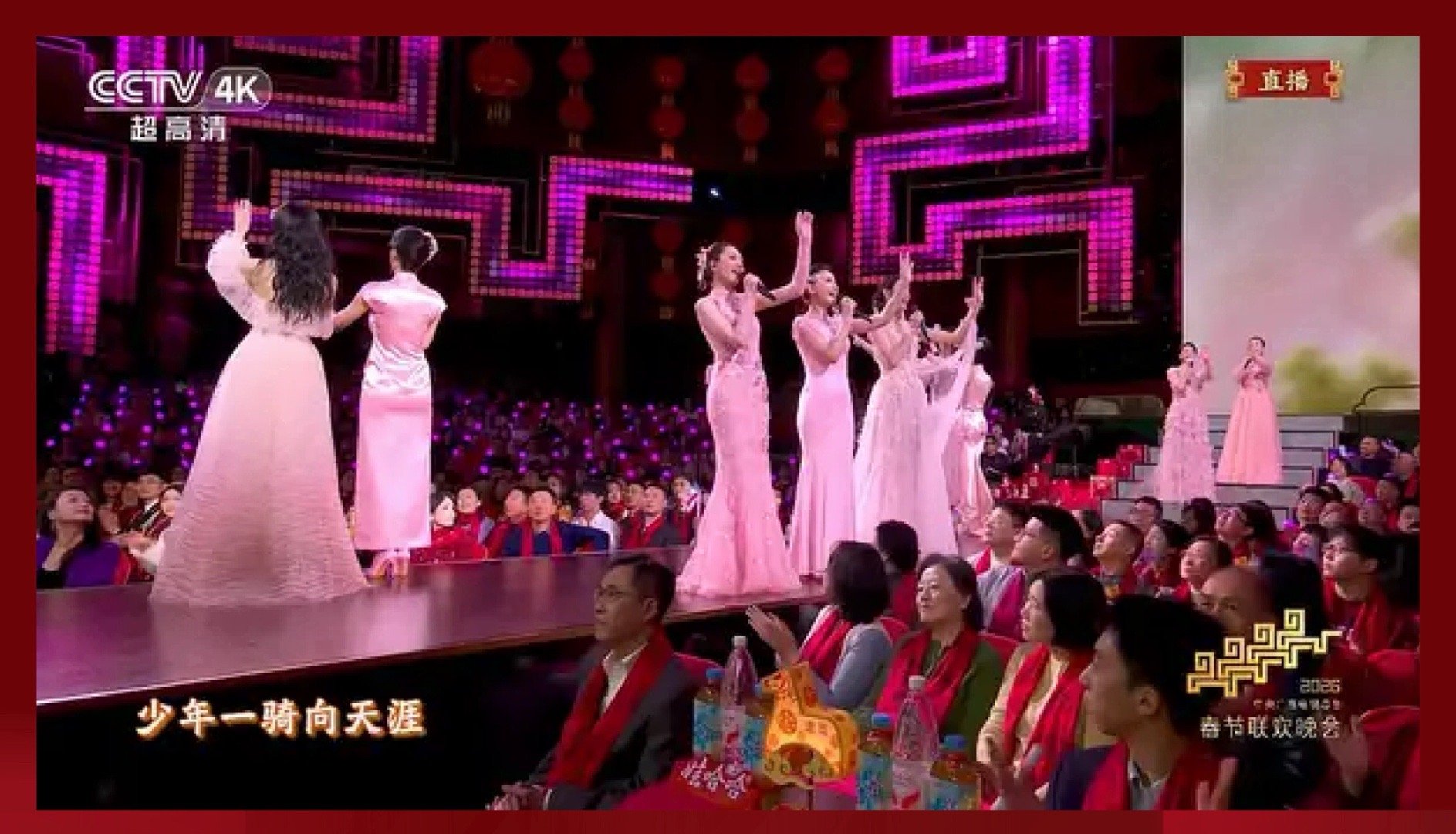 小马灯一亮美好到场把如意装进小马灯春晚同款小马灯太戳心！马形轮廓缀满红福，暖光漫