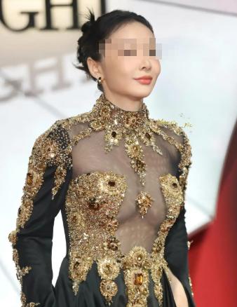 有个很奇怪的事情
女人的胸部是隐私部位，陌生人看不得，更摸不得，那不是应该好好的