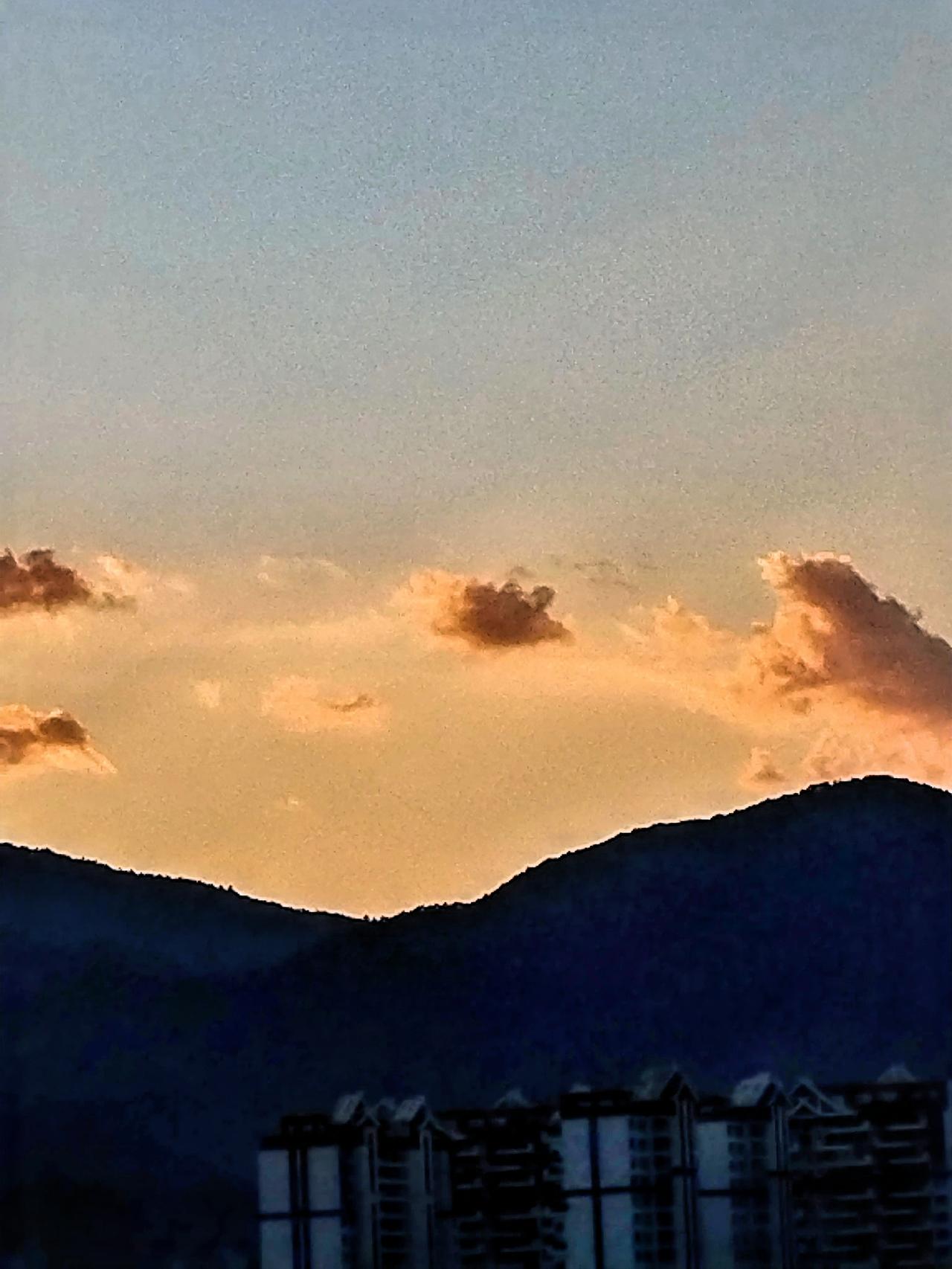山色空蒙雨，江流日夜长。置身于这般如诗的情境，夕阳宛如大自然这位顶级画师精心绘就
