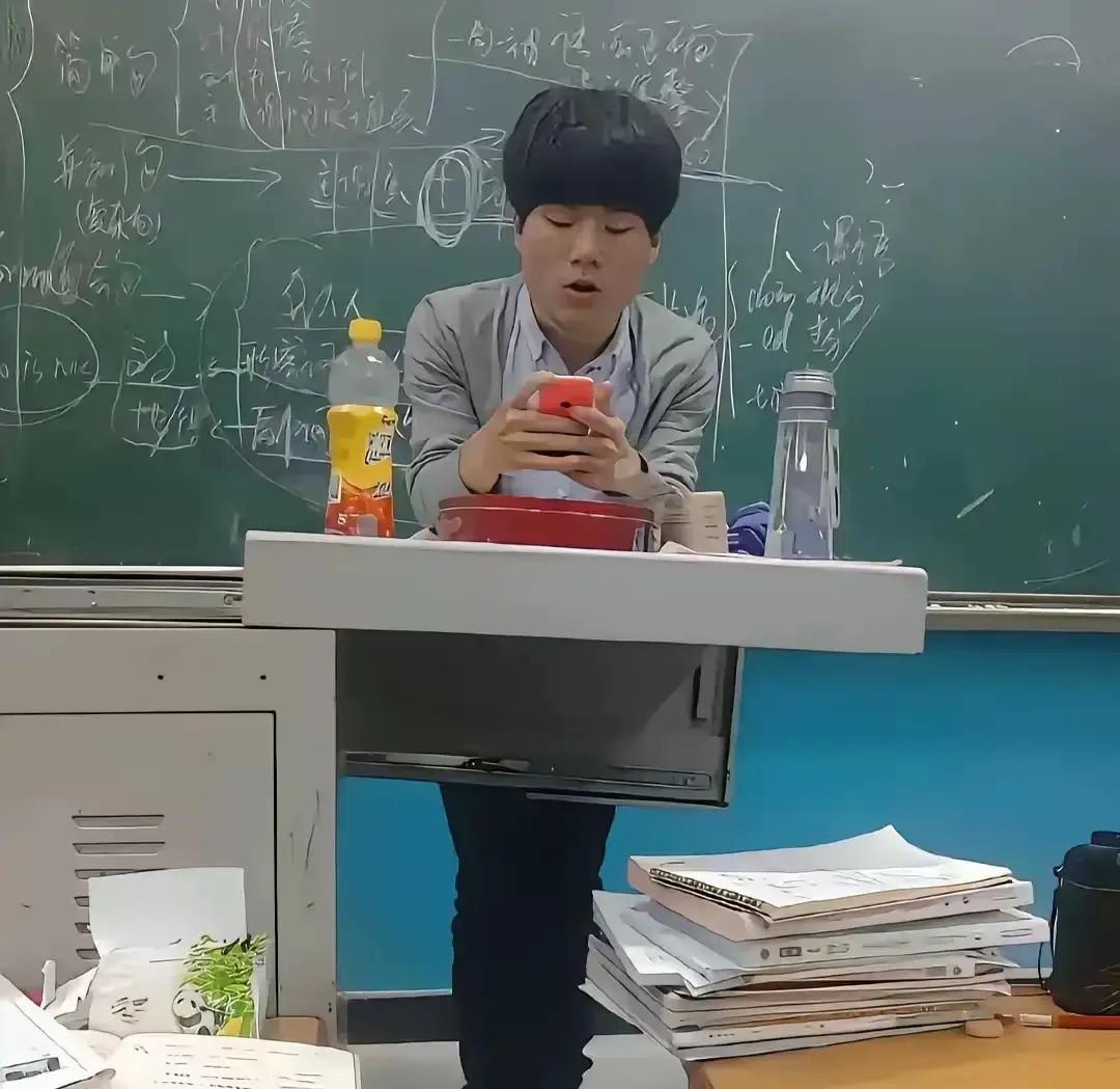 董宇辉在抖音粉丝破三千万后，直播间里依旧穿着那件旧衬衫，边卖书边聊诗词。

东方