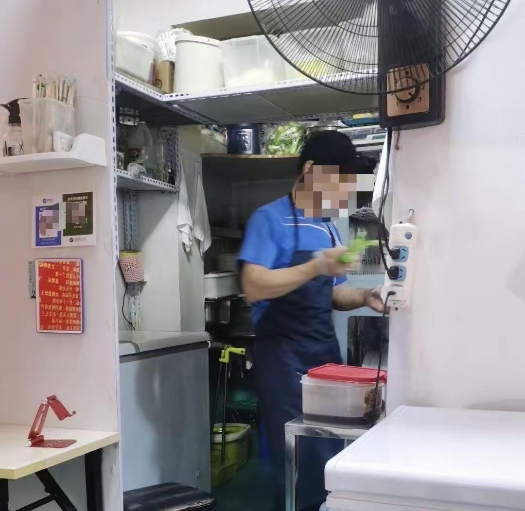 在郑州的街头巷尾，很多人都知道那家“人生的意义”小吃店。它曾经火得一塌糊涂，不仅