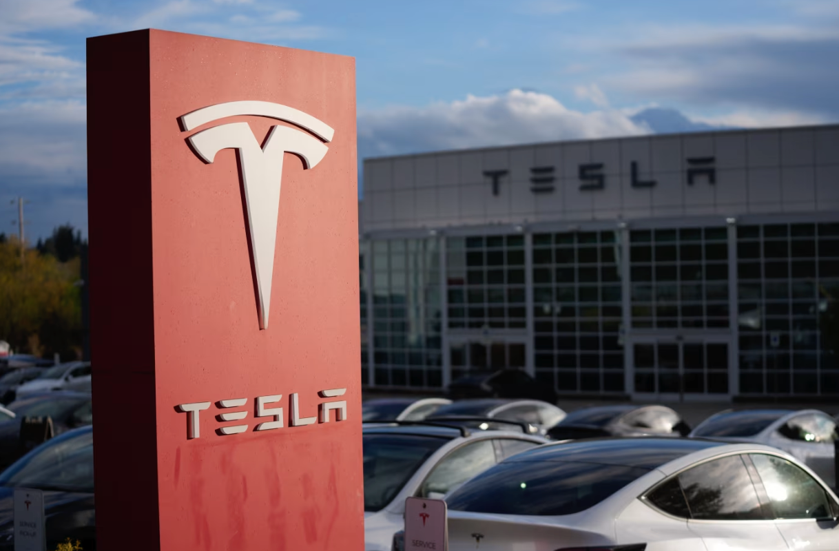 特斯拉第二季度净利润下滑5% 自由现金流转负、股价下跌3%