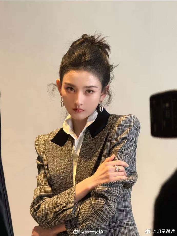 宋祖儿解锁西装新风格 祖儿把格纹西装穿出了独一份的味道，干练有型气质拉满，成功解