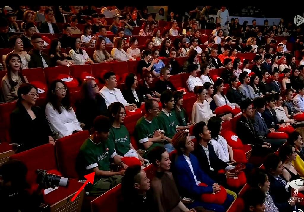 84岁网红奶奶当主角，全员素人，票房却干到了17亿。

深圳导演蓝鸿春，就这么干