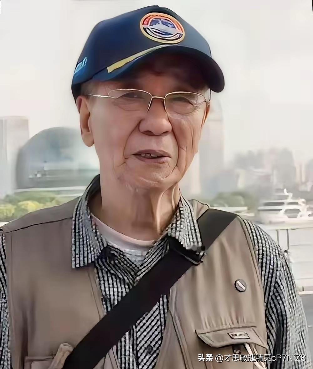 “眼泪止不住了！”沂蒙山舰停靠上海，91岁海军老兵没有参观资格，拿着1953年的