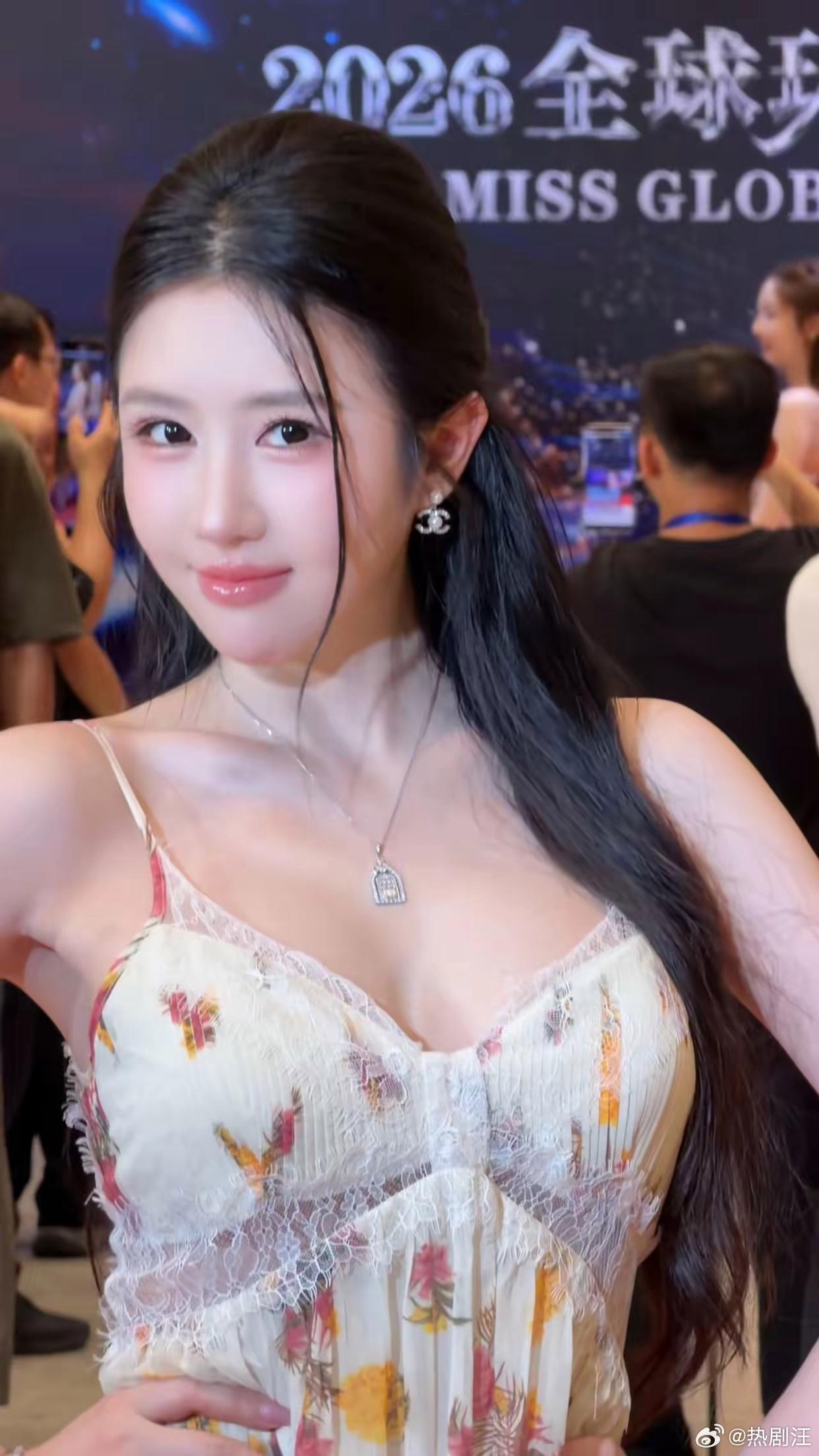 伊娃，全球中华小姐大赛中国总决赛冠军 