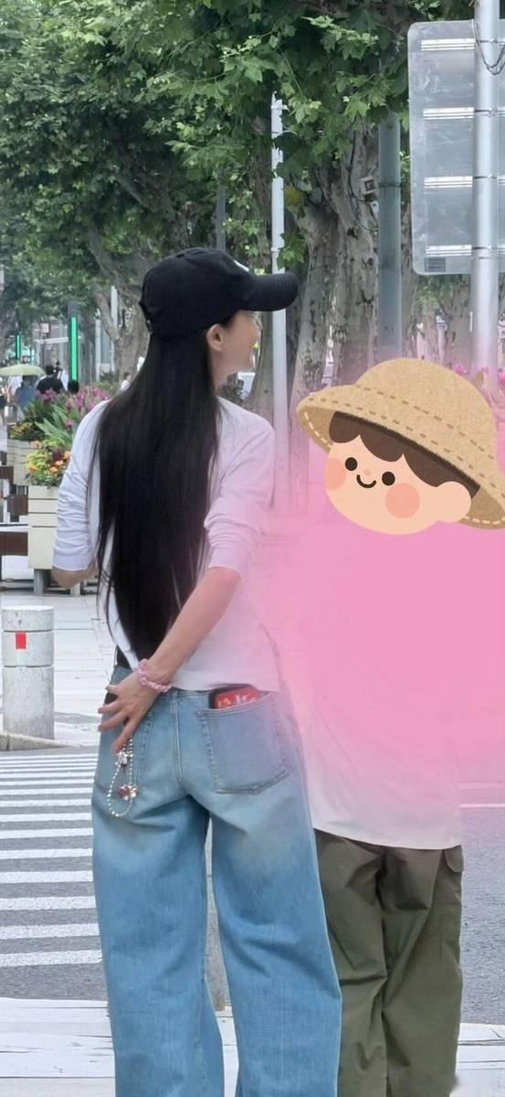 Angelababy穿白T牛仔裤悠闲逛街 长发及腰气质超绝 