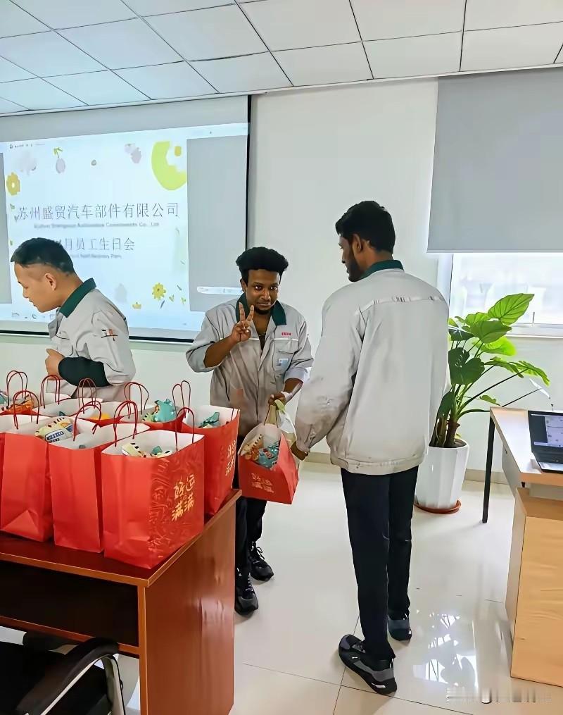 真是没想到，
这家台资汽配厂竟然雇佣大量印度劳工。
厂里自己公众号还大肆宣传，专