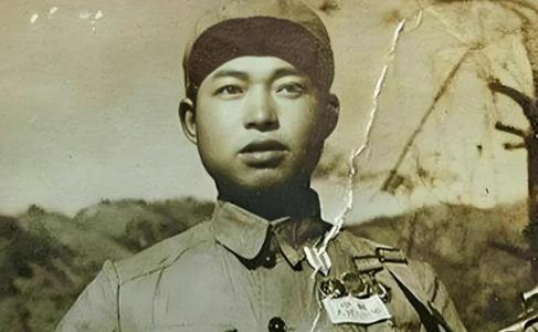 1963年，第40军118师副师长翟文清去内蒙古赤峰视察，路过一个村子的马棚，发