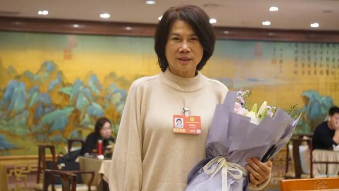 董明珠安慰年轻人：没必要AI恐惧症！
媒体最新的访谈中，有年轻人担心被AI替代，