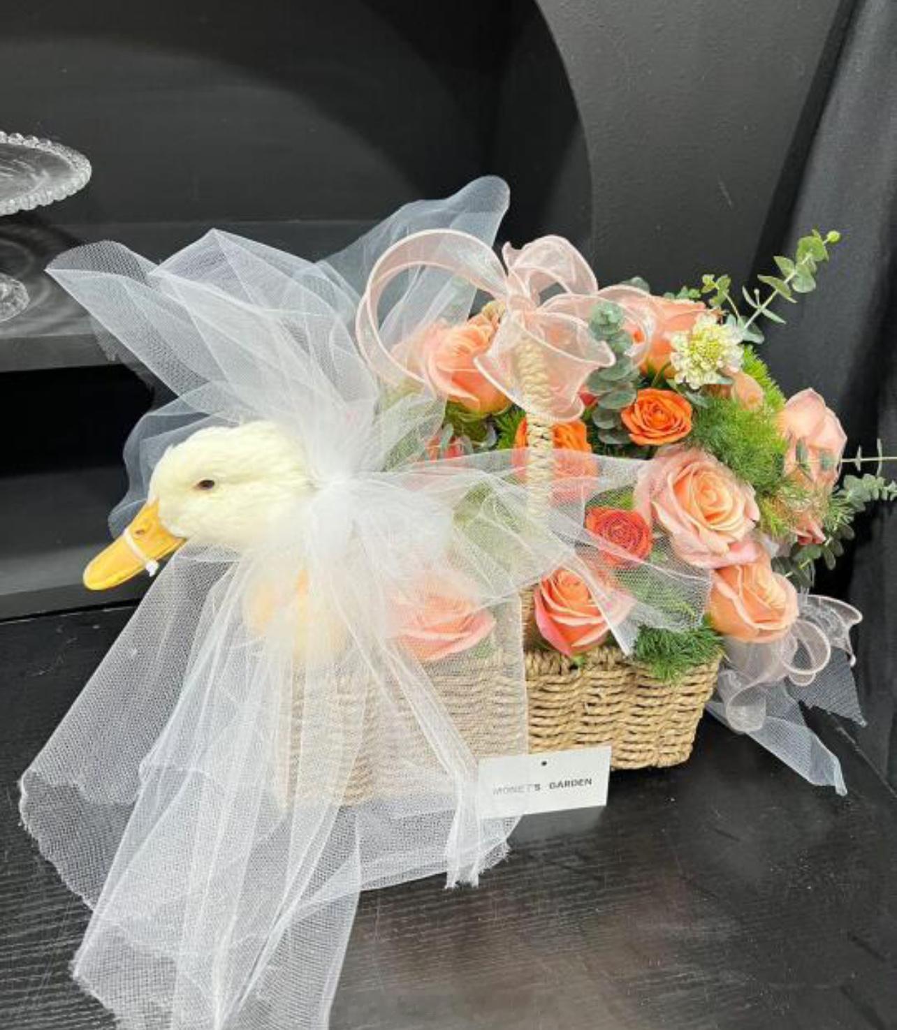 #生日收到大鹅花束##过生日收到大鹅该养还是炖了#啊啊啊啊！果然闺蜜会搞事！！！