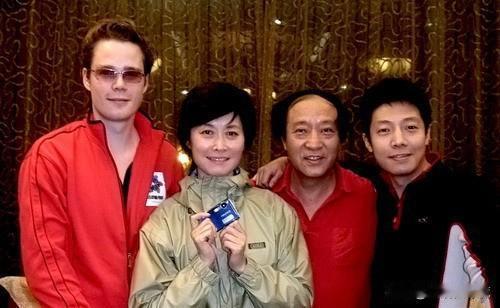刚才有朋友问敬一丹告别仪式上，央视主持人几乎都来了，为啥没见到撒贝宁呢。

当年