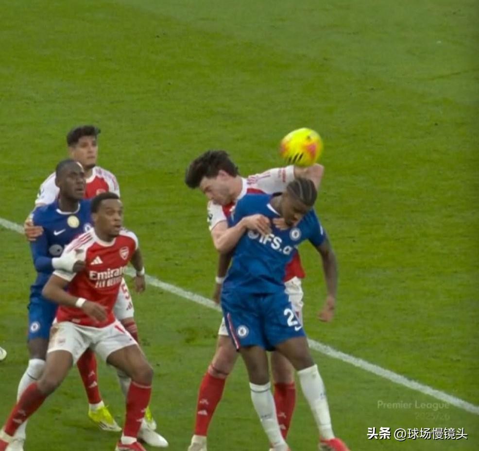 这都肘击足球了，还不犯规？

英足总这次是一点脸都不要了，阿森纳2：1切尔西，切