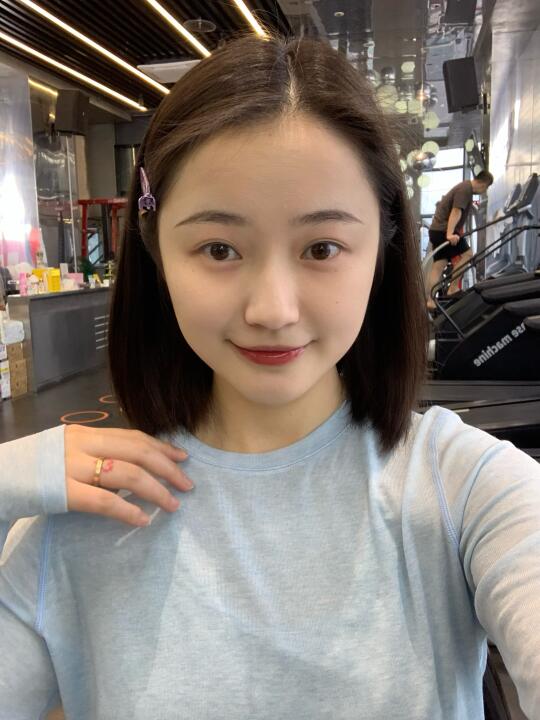 对，又来健身房摆拍啦！