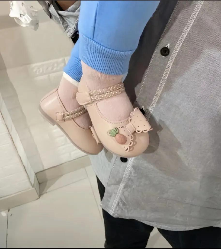 老公带儿子逛街，给儿子买了新鞋子。