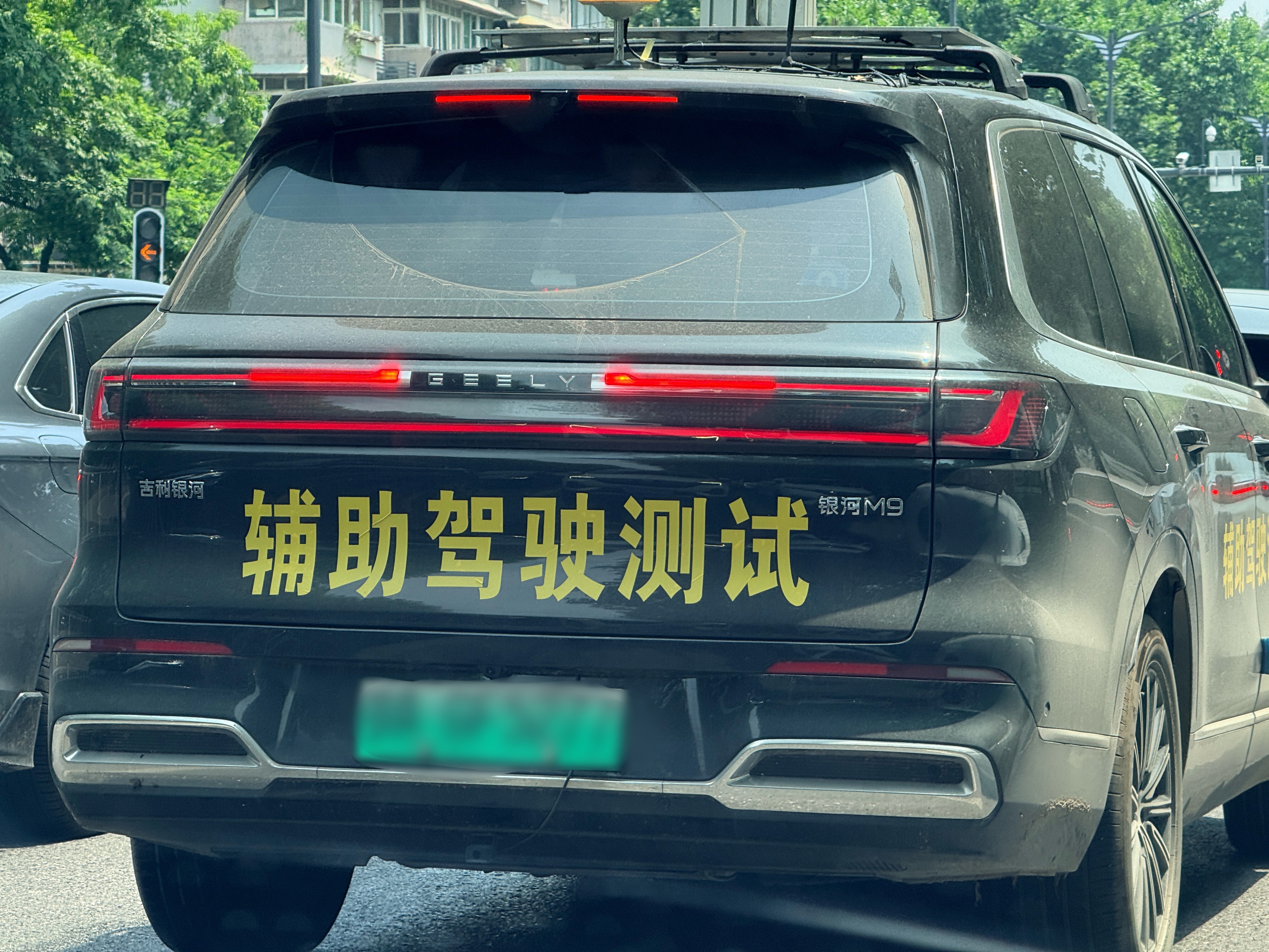 今天在路上起码看到三辆银河M9的测试车都是辅助驾驶测试我记得银河M9有小蓝灯它这