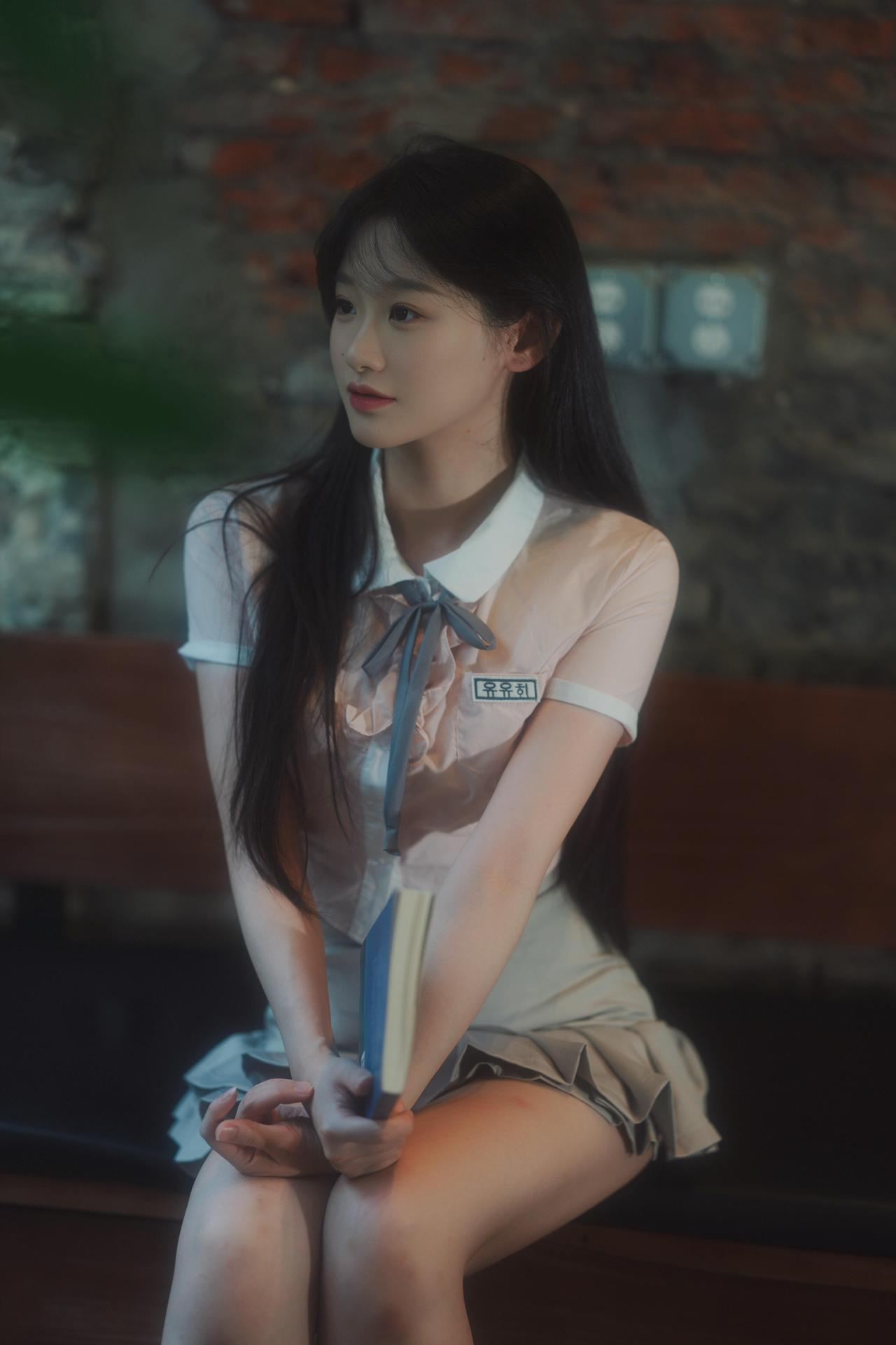 潮湿的七月 
潮湿的雨 
潮湿的眼睛 
潮湿的你