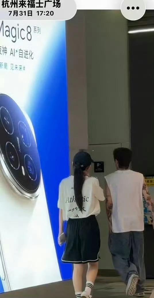 牌牌琦小伊伊和好了小伊伊与老公复合牌牌琦小伊伊复合了，有网友7.31号拍到牌牌琦
