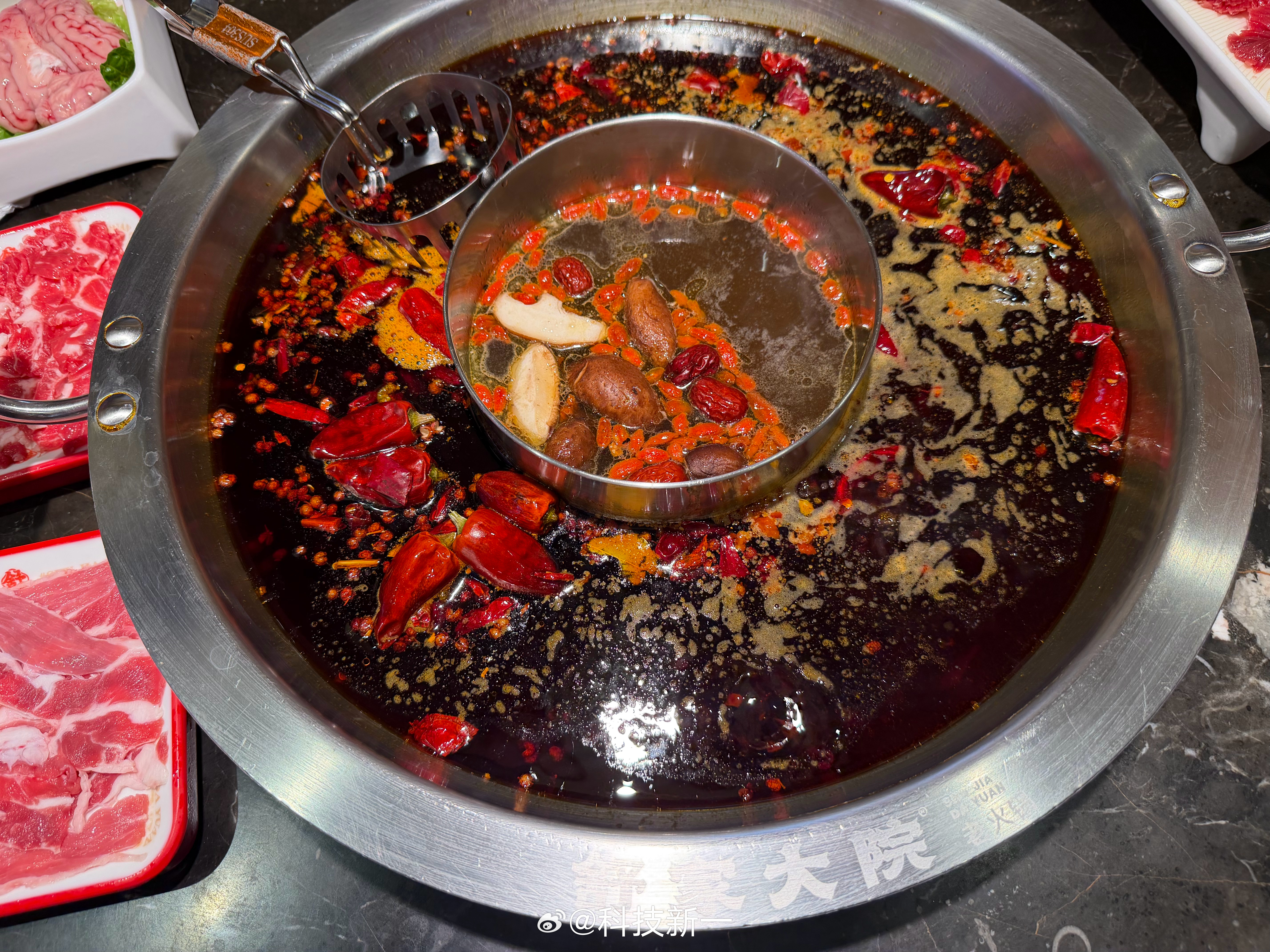 重庆的朋友给我推荐了一家当地人吃的火锅，快把我辣哭了，重庆人咋这么能吃辣？