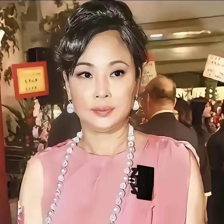 赌王三太陈婉珍这波是真输了，不光输了亲情，还输在了格局上。儿媳妇离婚净身出户，女