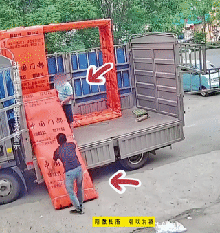 两名男子在卸防盗门的时候发生意外事故！
两个人先后被沉重的防盗门砸倒在了地上！大