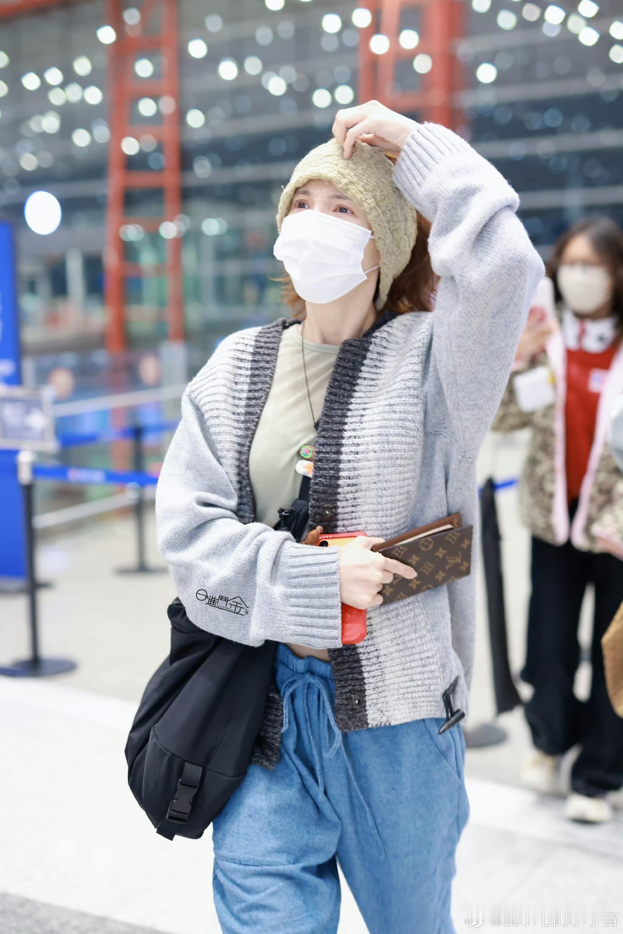 金晨一个人出门旅行，卷发造型现身机场，粉丝赶来送机，祝她玩的开心！讲真，在金晨身