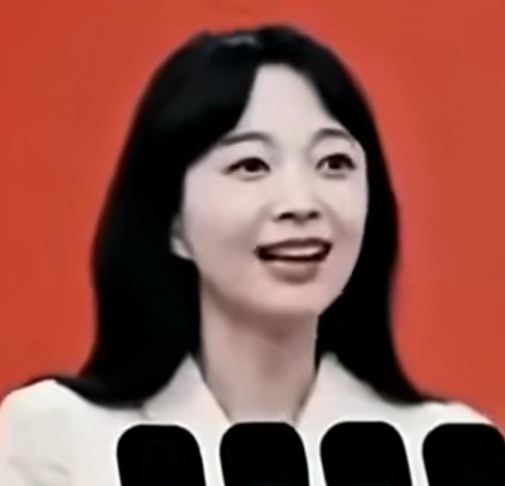 新华社美女记者张扬名言：故事一直都有，观众一直都在，新闻人唯有一路勇毅前行。
评