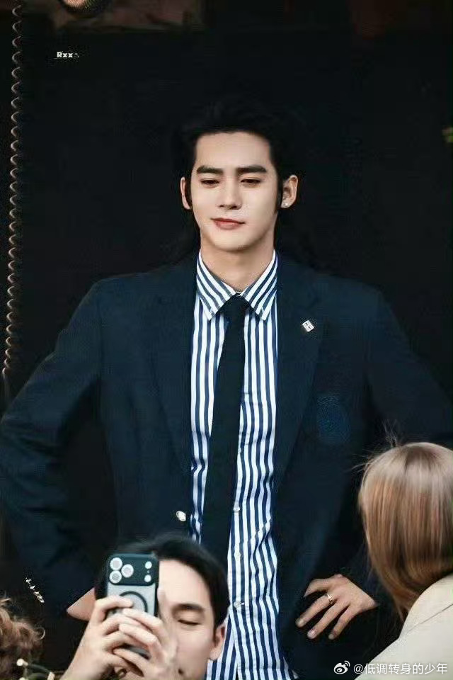 于适出席上海f1活动于适F1观赛拿的是手持橙卡，待遇最高规格真正的松弛老钱来了，