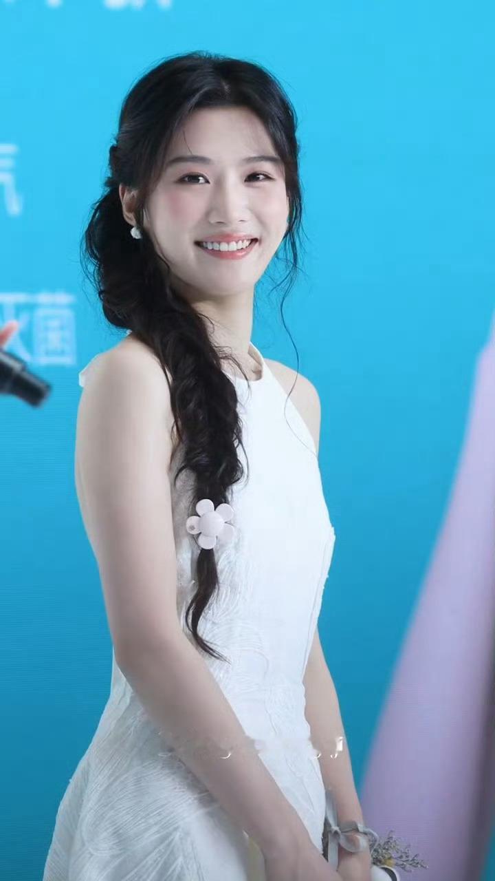 卢昱晓白色挂脖连衣裙刷到卢昱晓活动生图直接被惊艳到，这身白裙子也太适配她了！体态