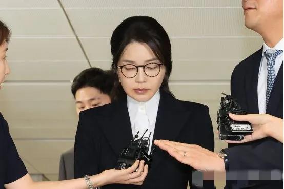 韩国第一夫人金建希这时候被关押起来了，可是她的行为让大家感到非常地担心，特别是尹