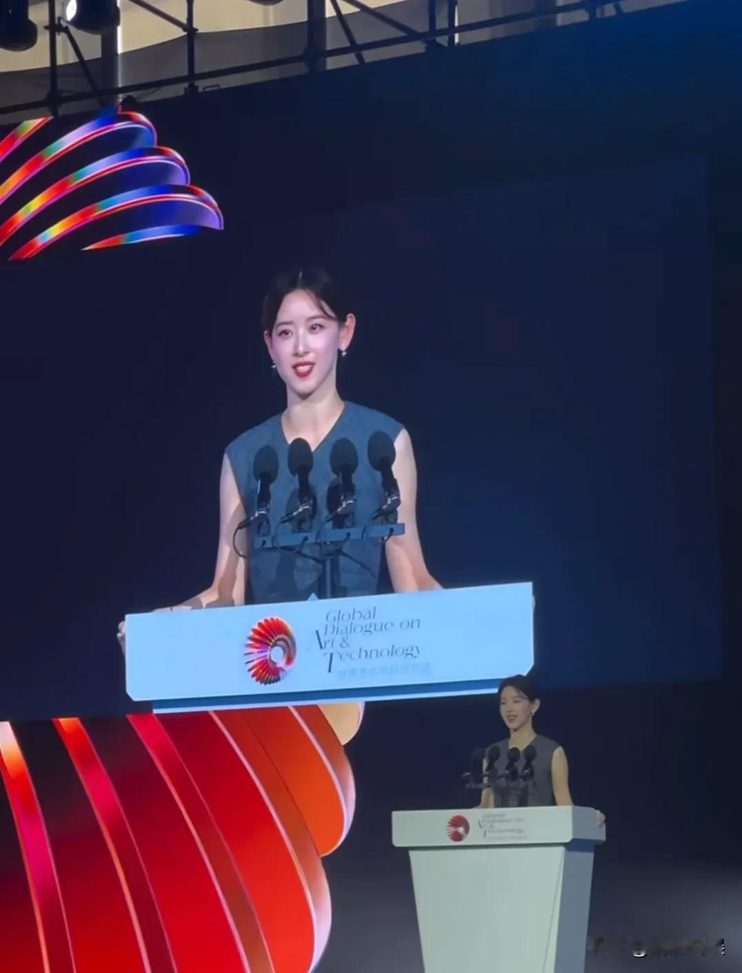 章泽天现身世界“艺术与科技对话”启动仪式，身为京东美术馆主席，她在艺术领域的路越