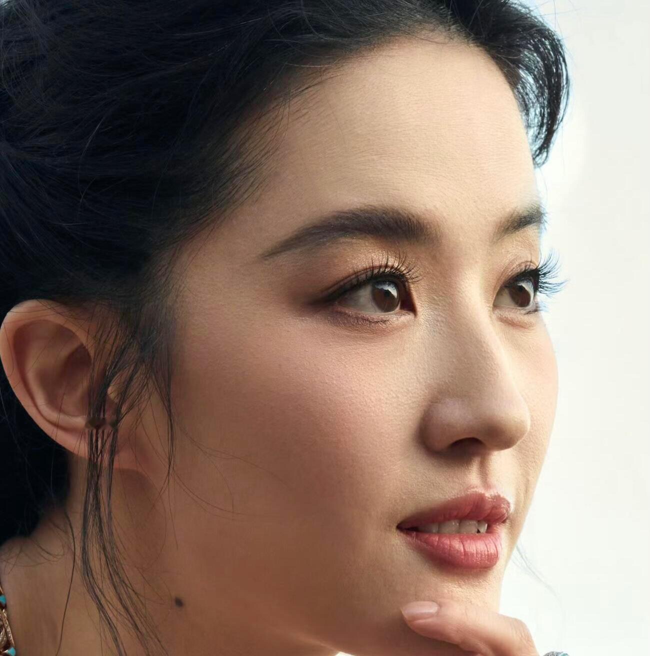 哇哦，生图中，神仙姐姐额头粉底纹路好明显！ 