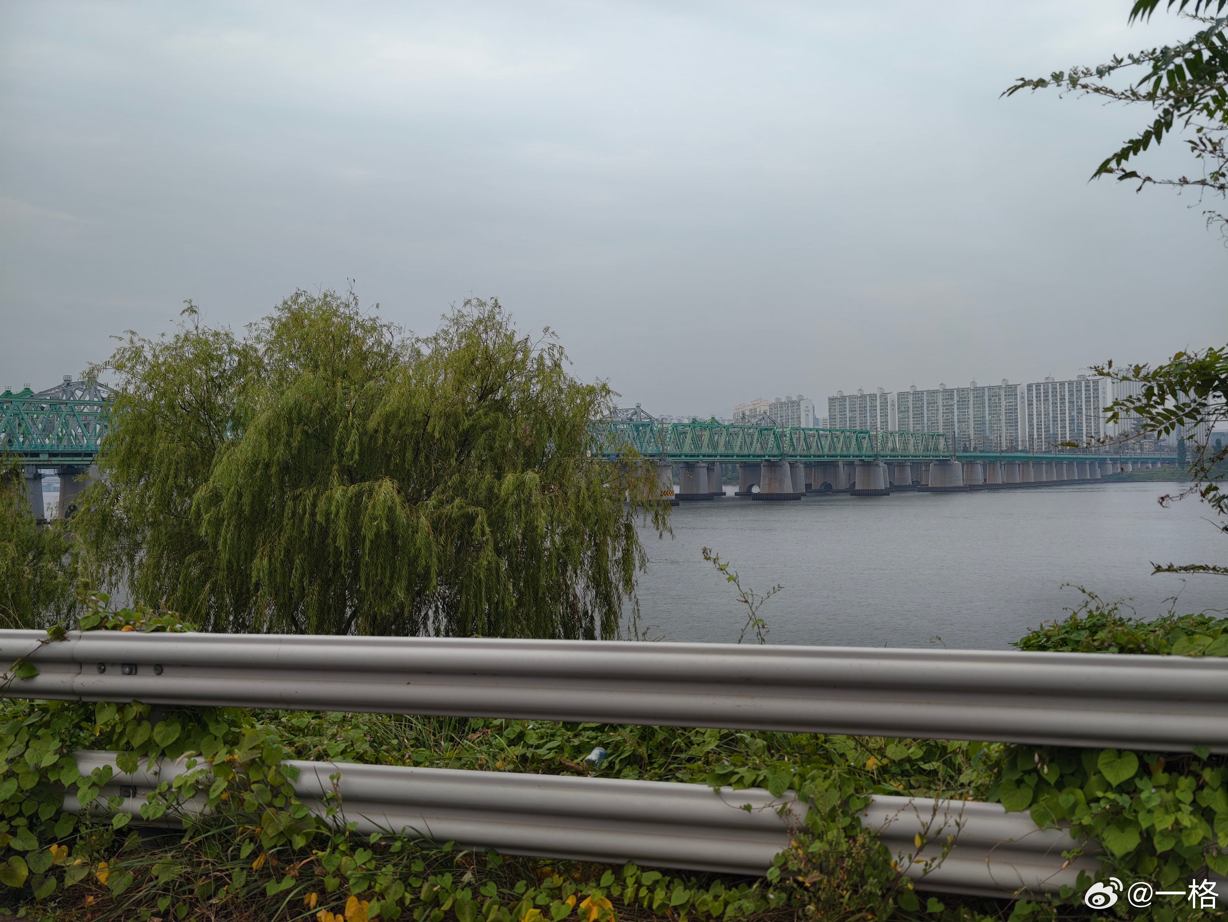 堵了一个小时才到汉江，这是首尔市区了吗？之前看韩剧还是挺有滤镜的，到了之后，额•