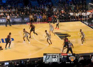 布伦森也开始发力，尼克斯领先着7分！马刺vs尼克斯