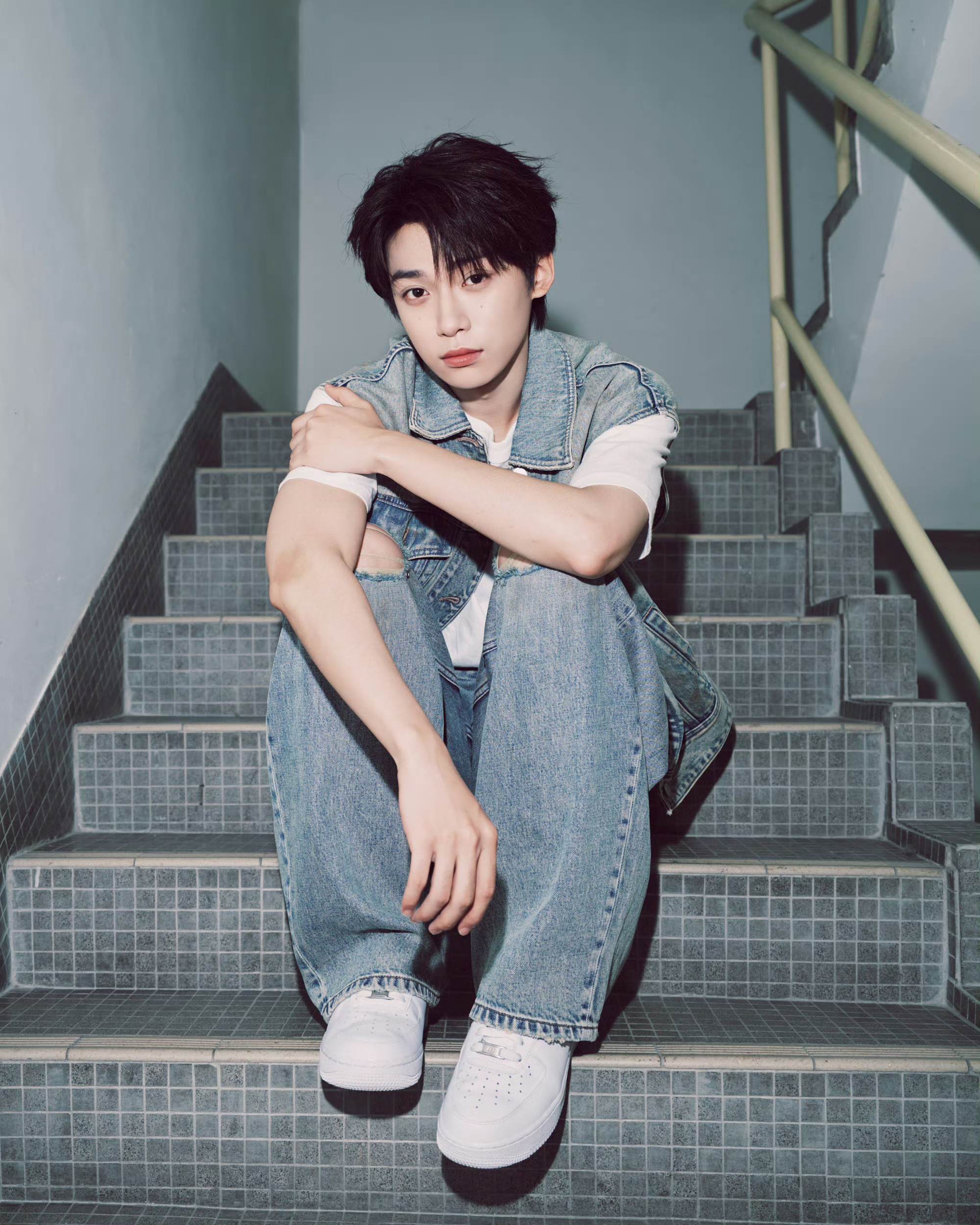 梓渝 × 新浪娱乐《我的音乐你来听》对话，携首张同名专辑《梓渝》亮相，身穿 MO