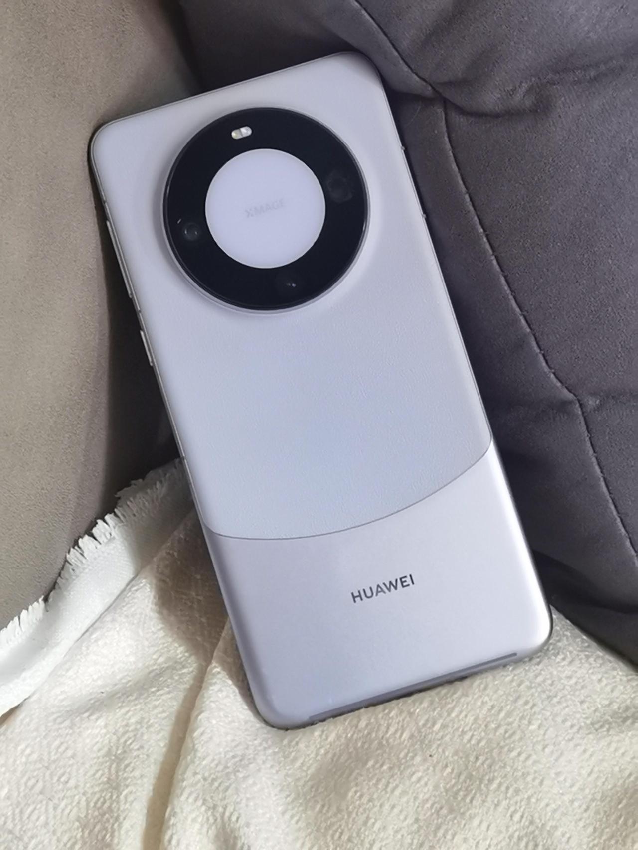 先把这个机器的底细捋清楚。Mate60标准版身上那颗麒麟9000S，屏幕是6.6