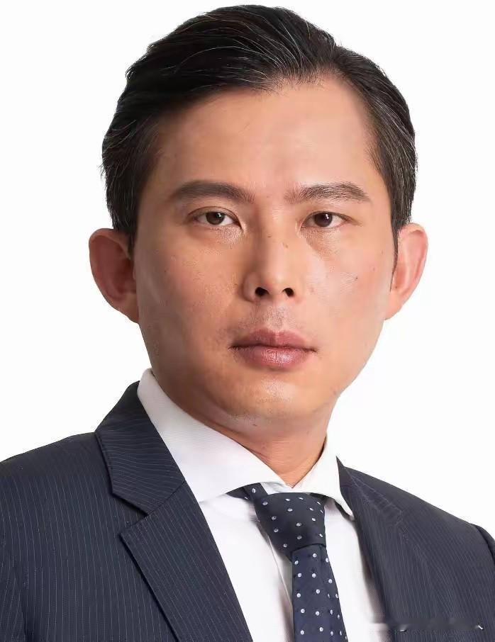 黄国昌彻底翻车！与日本办公桌合影遭群嘲，
11月25日率团访问日本，原本想见麻生