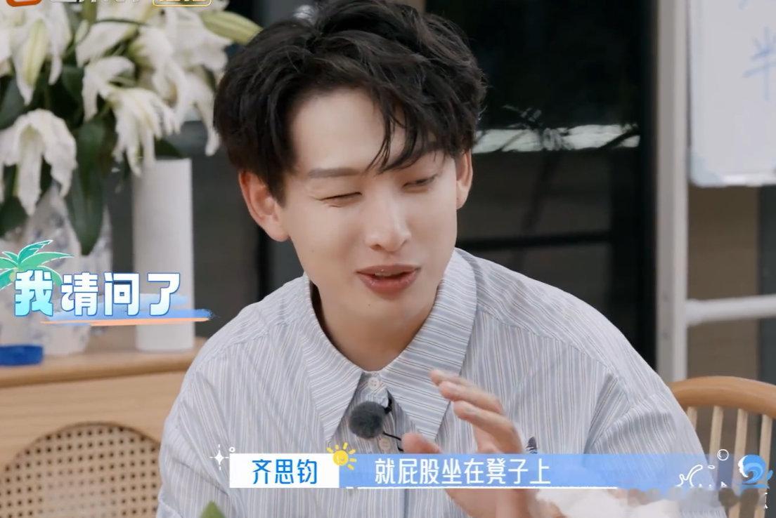 刘涛饭桌服务停不下来刘涛饭桌服务那叫一个周到，刚忙完火锅，又风风火火发纸巾，涛姐