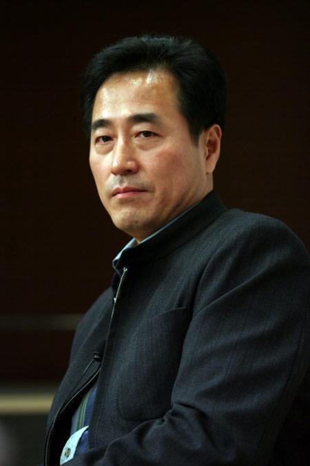 演员，杨立新，年轻是时候，有人介绍，见到了李茉莉，对方是部队大院出身，杨立新没有
