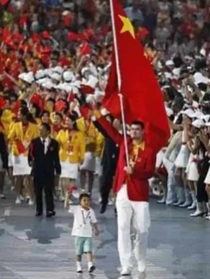 2008年北京奥运会开幕式上，张艺谋看到姚明高举红旗独自走在队伍前方，突然现场发