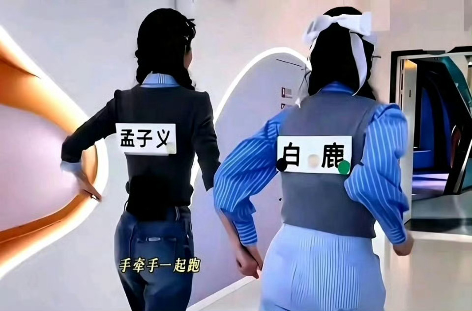 我看完这张背影图，真的一眼就感受到两个人身材完全是两种风格。 