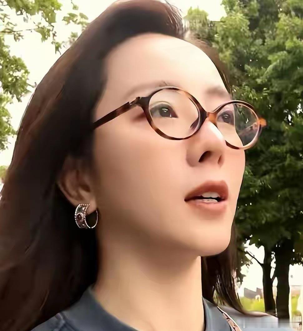 吃力不讨好？离开央视为钱四处奔波的李思思，已然风光不再 