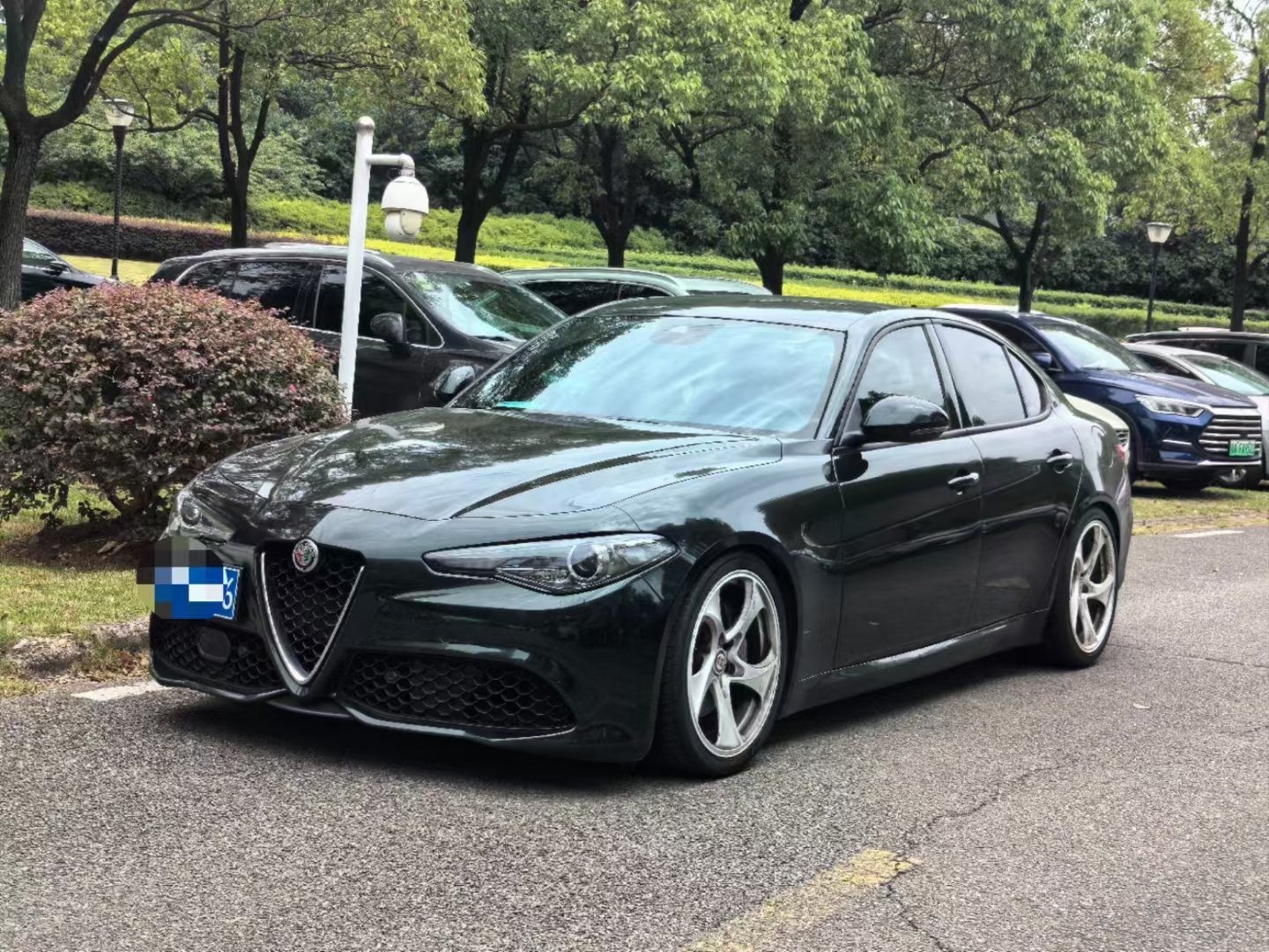 阿尔法-朱丽叶 23年2月上牌个人一手2万公里 原版原漆 原厂选装： 换挡拨片，