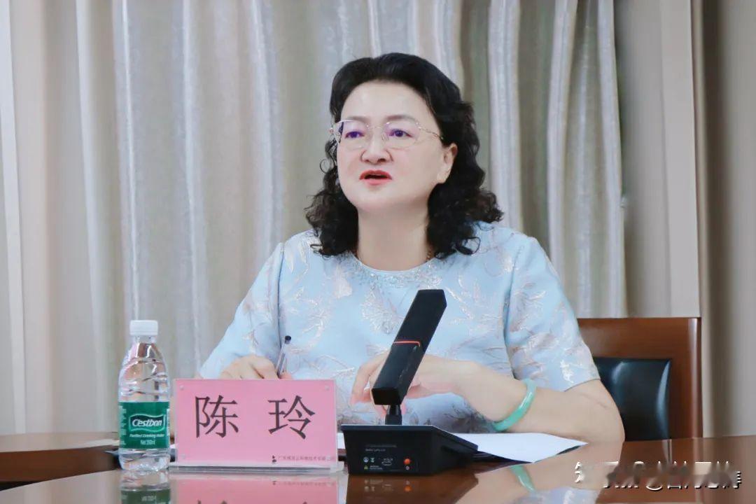 陈玲在简历中自称“北京师范大学博士毕业”、“北京大学研究员”，但北师大和北大官方