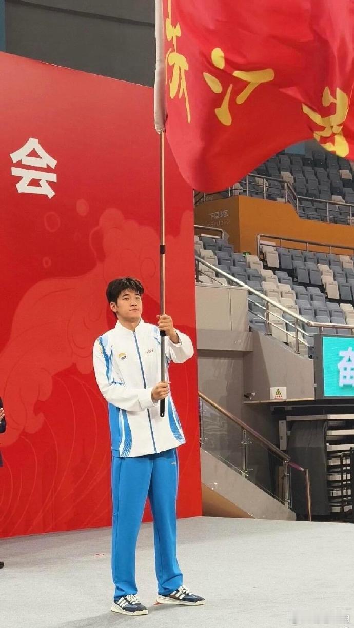 潘展乐全运会校服 潘展乐全运会校服来了[期待]好可爱！还搭配了同色鞋的小巧思[拜