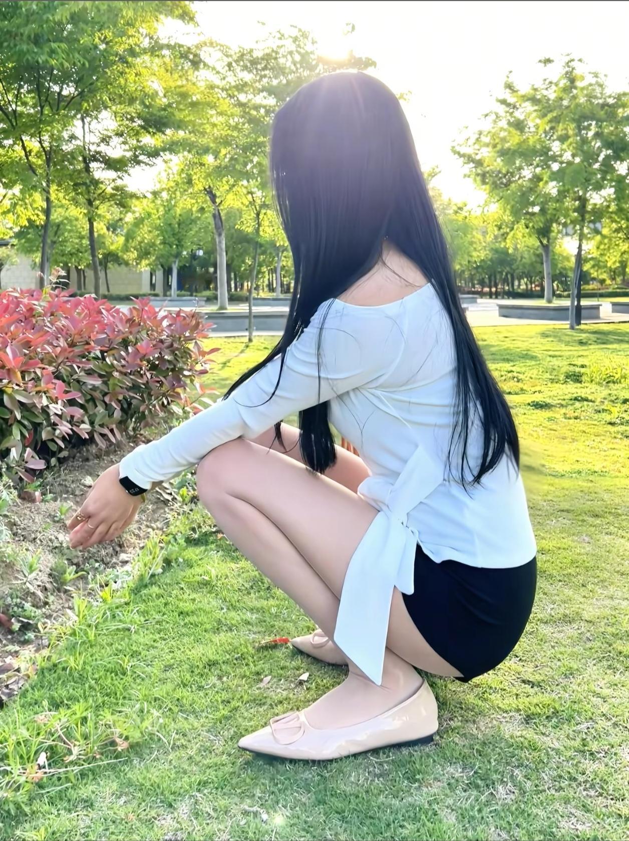 阳光下的黑裙少女，静享自然时光